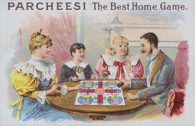 Familia jugando un juego de Parcheesi de American School