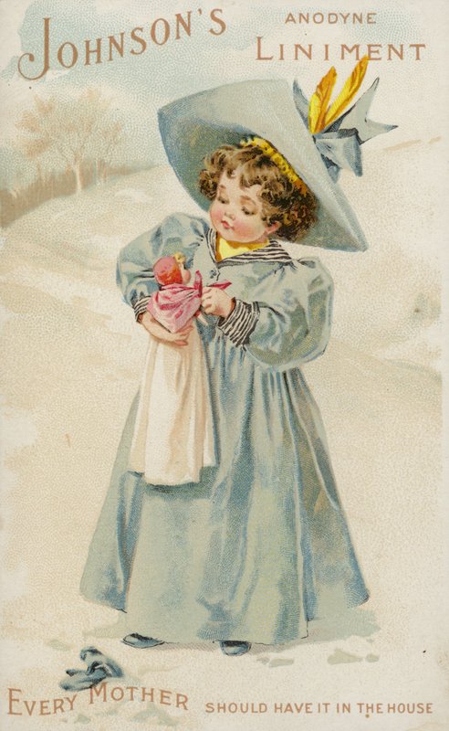 Niña sosteniendo una muñeca en la nieve de American School