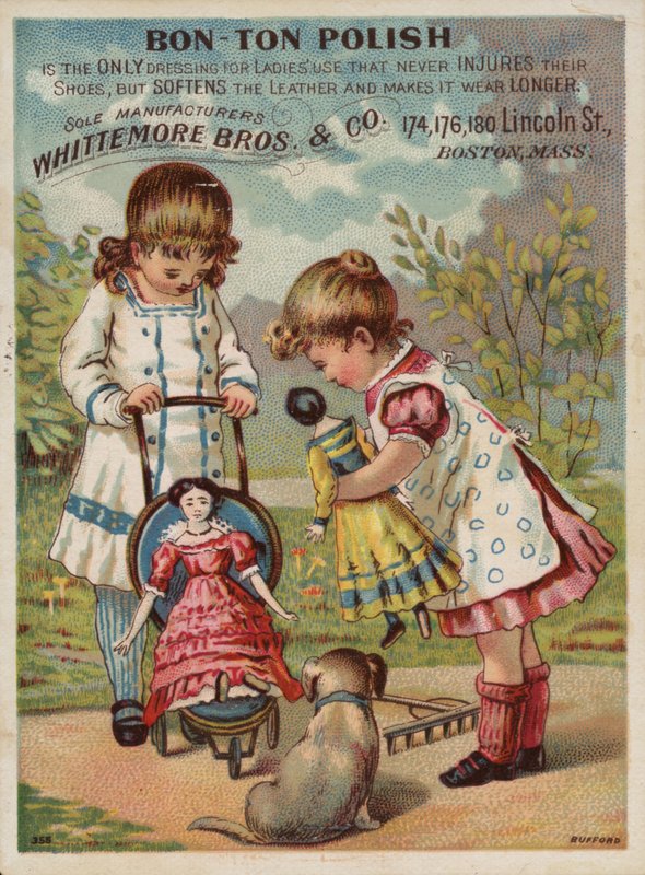 Niñas jugando con muñecas de American School