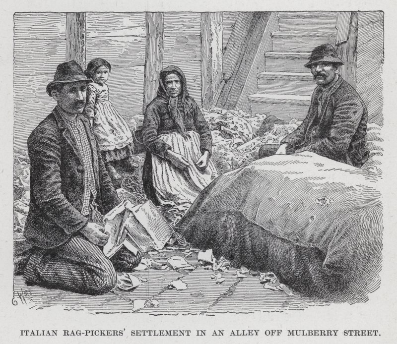 Asentamiento de recogedores de trapos italianos en un callejón de Mulberry Street de American School