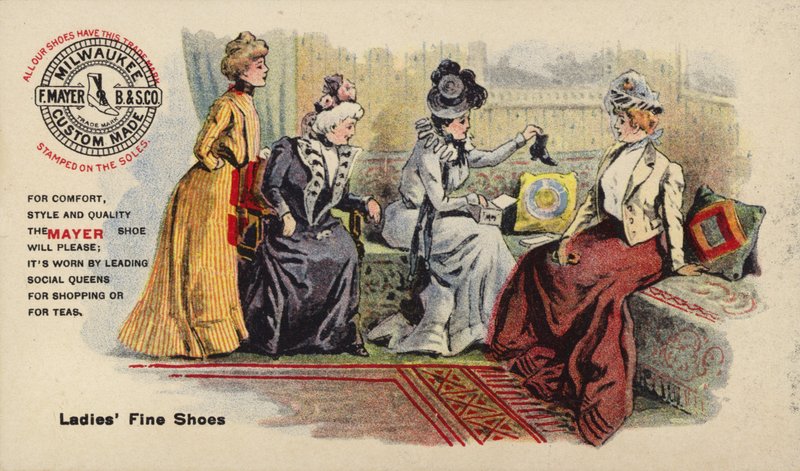 Damas sentadas en el sofá admirando botas de American School