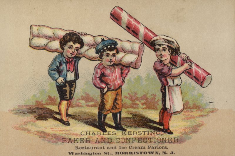 Tres niños llevando confitería de American School