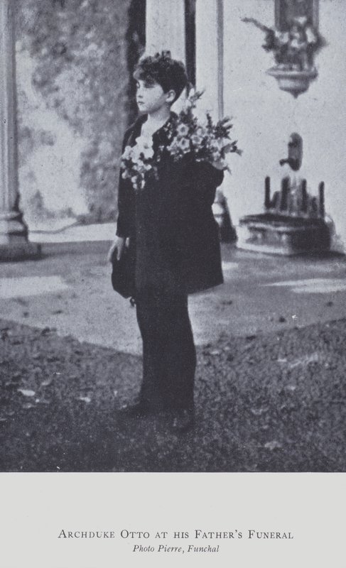 Archiduque Otto de Austria en el funeral de su padre en 1922 de Austrian Photographer