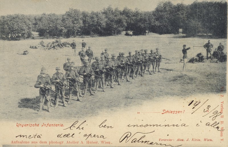 Infantería húngara recibiendo la orden de disparar de Austrian Photographer