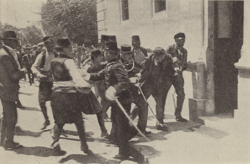 El arresto de Gavrilo Princip después de asesinar al Archiduque Francisco Fernando de Austria en Sarajevo de Austrian Photographer