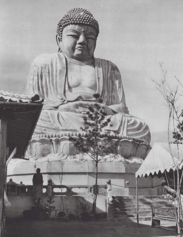 Japón: Estatua de Buda en Beppu (foto en blanco y negro) de Axel von Graefe