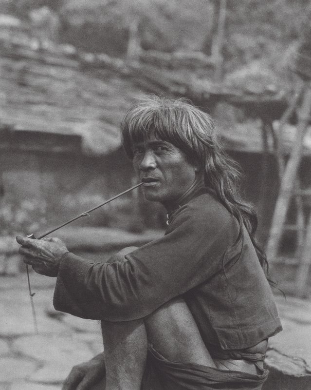 Japón: Jefe de la tribu Paiwan en Raisha (foto b/n) de Axel von Graefe