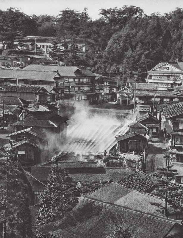 Japón: Kusatsu, manantiales de azufre (foto b/n) de Axel von Graefe