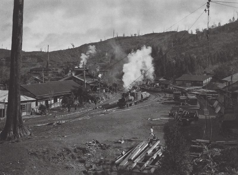 Japón: Numanohira, Transporte de madera (foto b/n) de Axel von Graefe