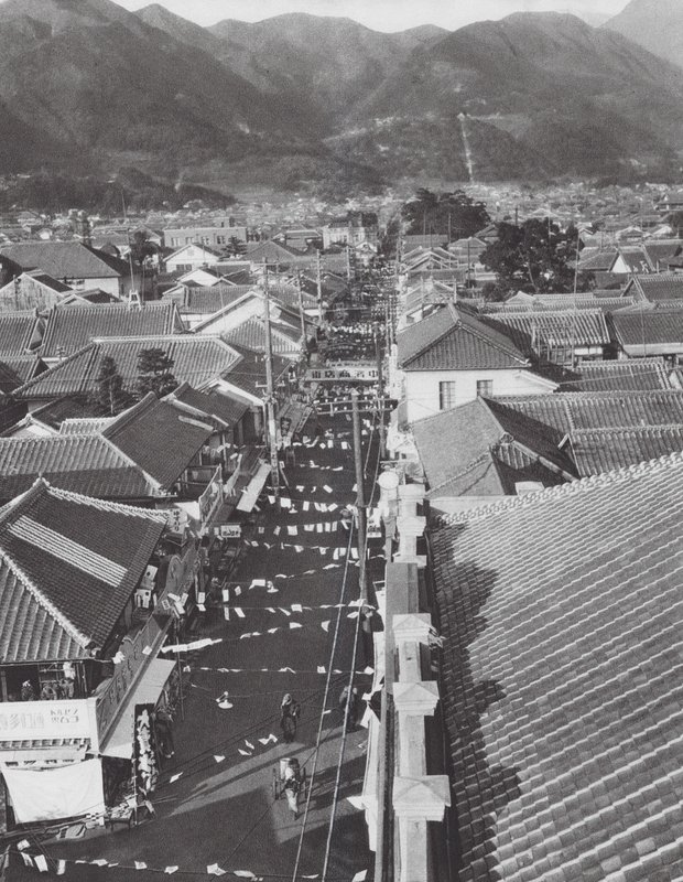 Japón: Centro comercial en Beppu (foto en blanco y negro) de Axel von Graefe