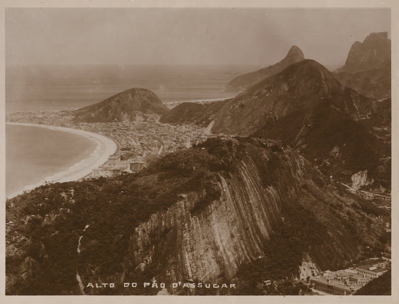 Vista desde la cima del Pan de Azúcar, Río de Janeiro (foto b/n) de Brazilian Photographer