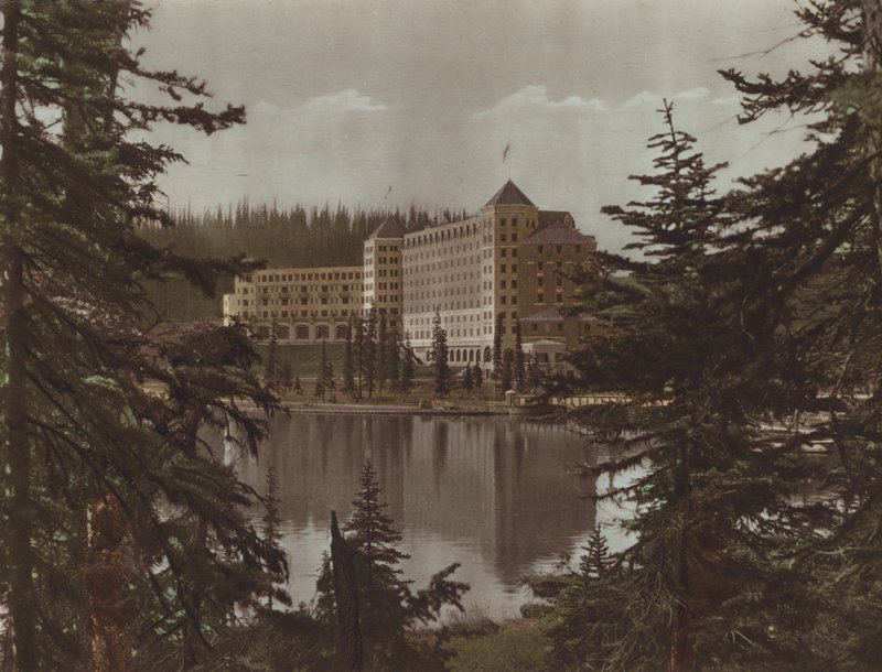 Chateau, Lake Louise (foto en color) de Byron Hill Harmon