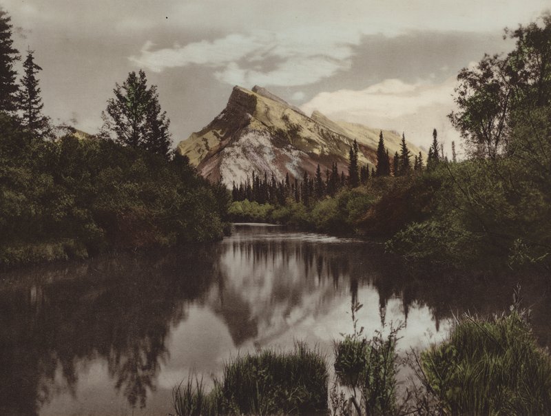 Monte Rundle, Banff, Alt 9,665 Feet (foto en color) de Byron Hill Harmon