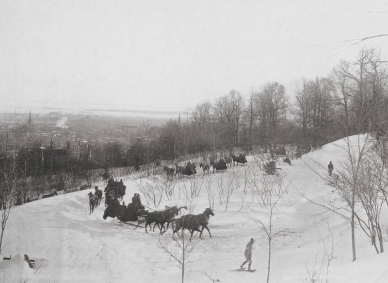 Tandem Club Driving on the Mountain (foto en blanco y negro) de Canadian Photographer