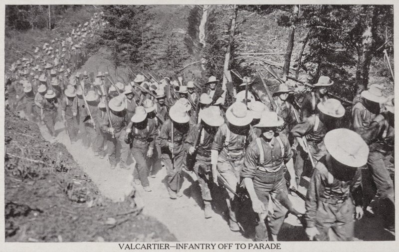 Val Cartier-Infantería desfilando en 1915 (foto en blanco y negro) de Canadian Photographer