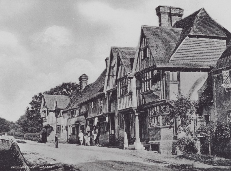 Pueblo de Chiddingstone (foto en blanco y negro) de Charles Essenhigh Corke