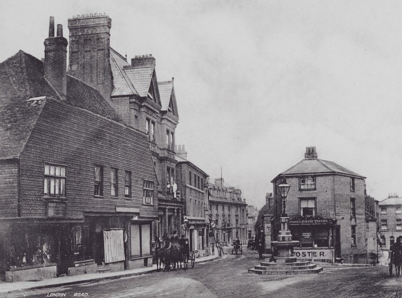 Sevenoaks: Camino de Londres (foto en blanco y negro) de Charles Essenhigh Corke