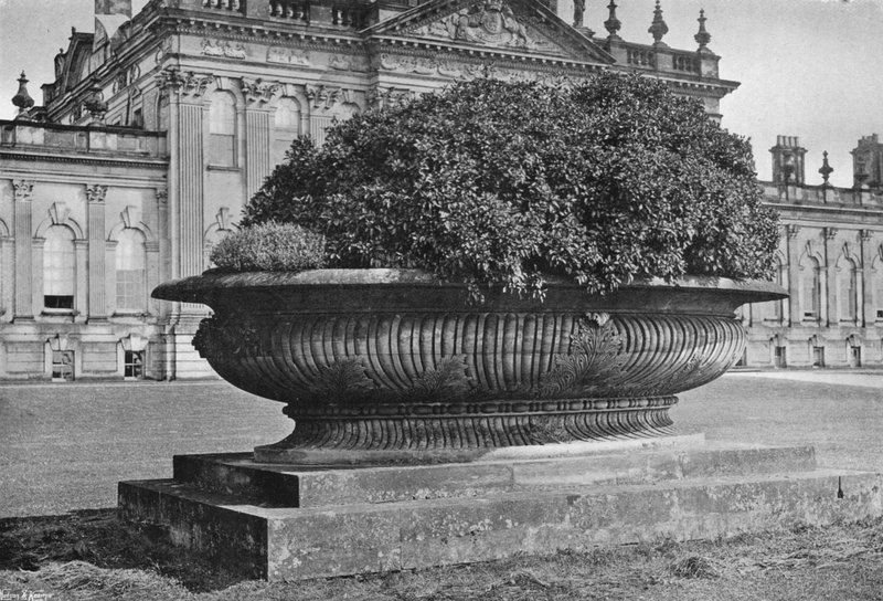 Un Jarrón de Piedra de Charles Latham