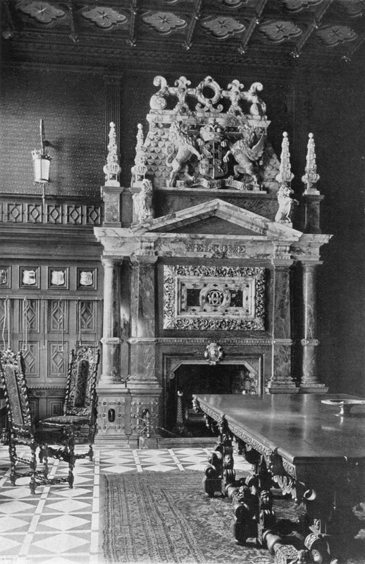 La chimenea en la sala de recepción de Charles Latham