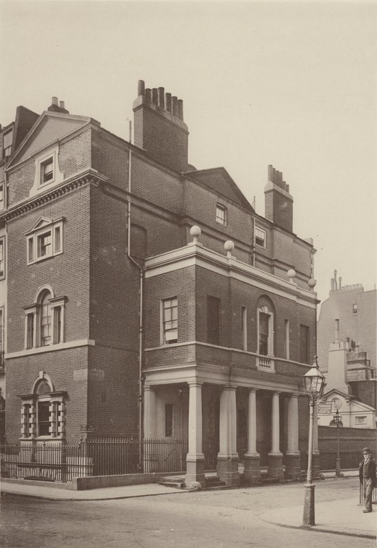 Casa de la Esquina, Calle South Audley, Oeste de Charles Latham