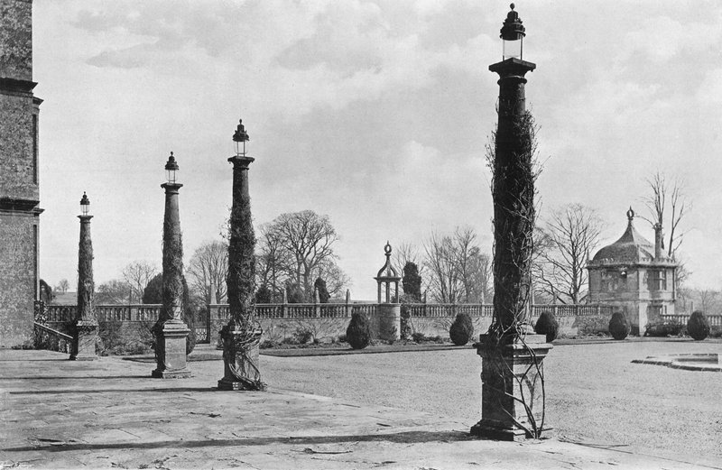 Patio delantero oriental de Charles Latham