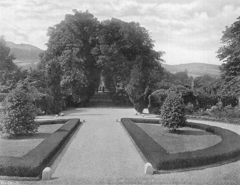 Desde la Terraza de Entrada--Bordes de Brezo Blanco de Charles Latham