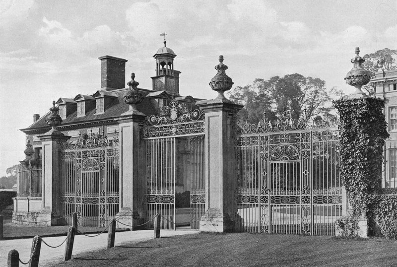 Fuera de las puertas de Charles Latham