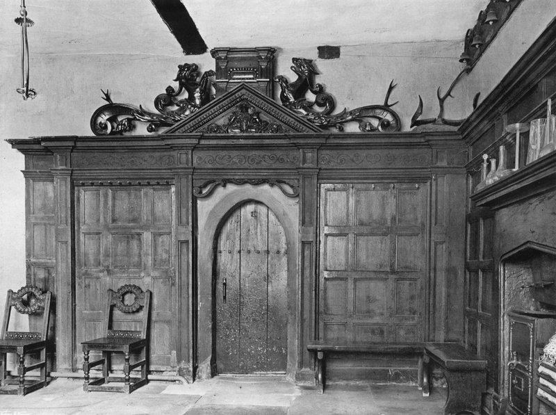 Pantalla en el Salón Inferior, Fecha 1558 de Charles Latham