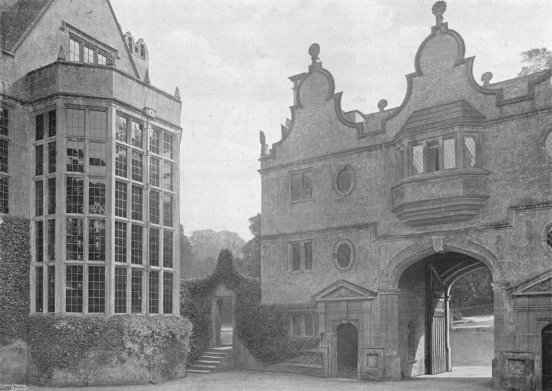 Stanway: El patio delantero y la casa de la puerta de Charles Latham