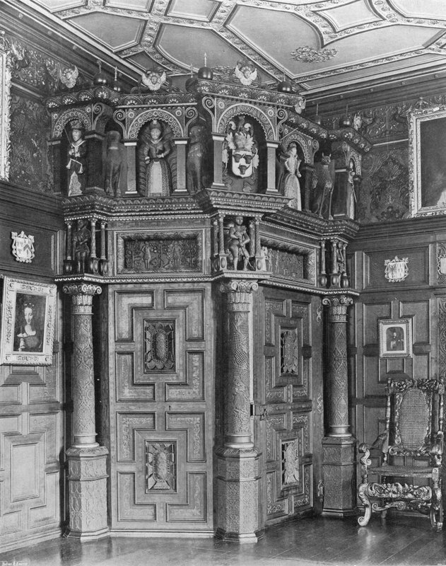 La Puerta Angular en el Salón de Charles Latham