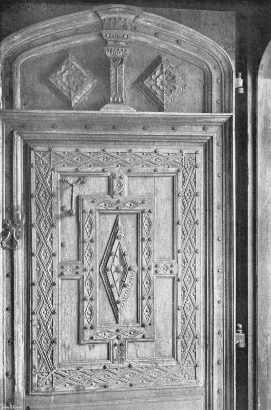 El Portal de Roble Tallado de Charles Latham