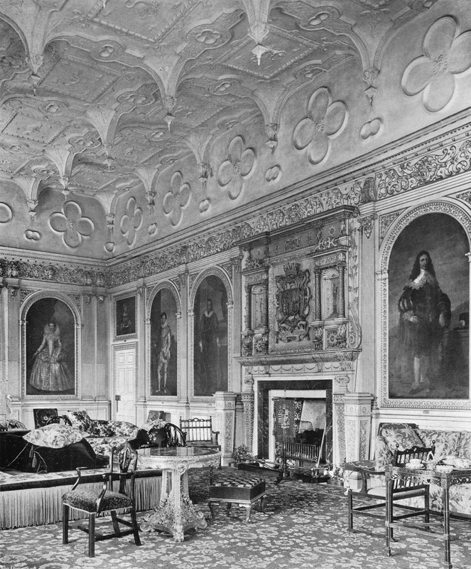 El salón, mostrando el techo de peces de Charles Latham
