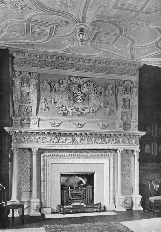 The Red Lodge: La chimenea del salón de Charles Latham
