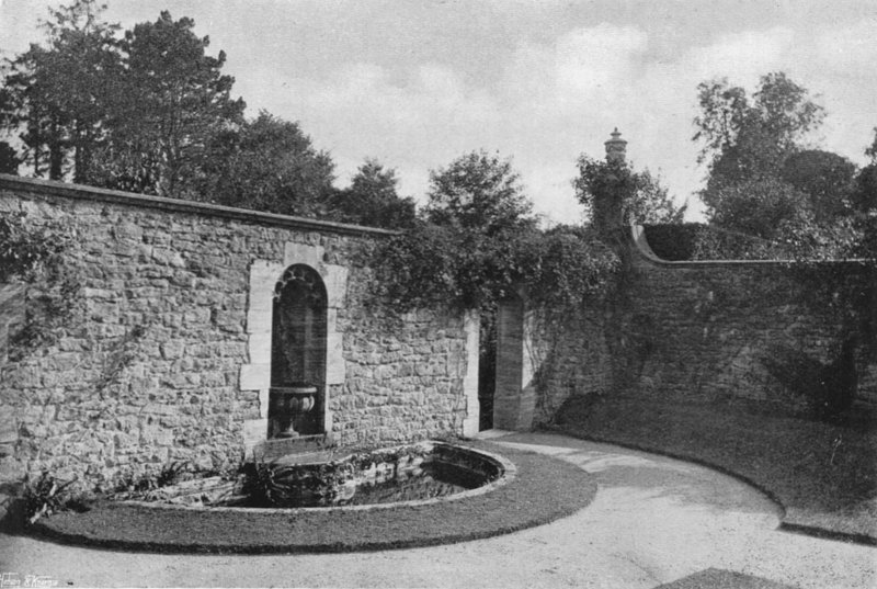 El patio de rosas de Charles Latham