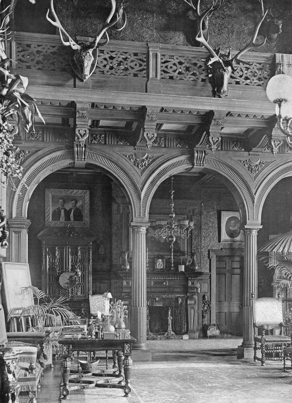 La Pantalla en el Salón de Charles Latham