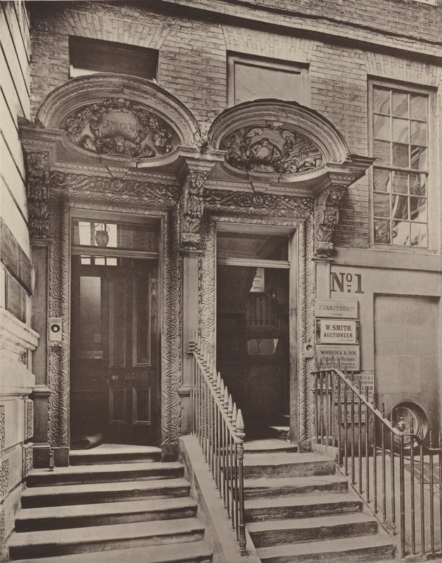 Dos Puertas, Laurence Pountney Hill, Este Central de Charles Latham