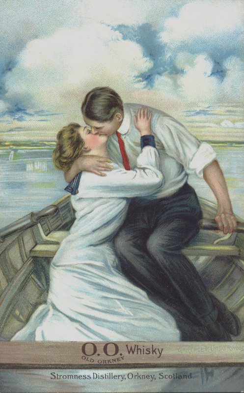 Pareja besándose en un bote de remos - usado para comercializar Old Orkney Whisky de Clarence F. Underwood
