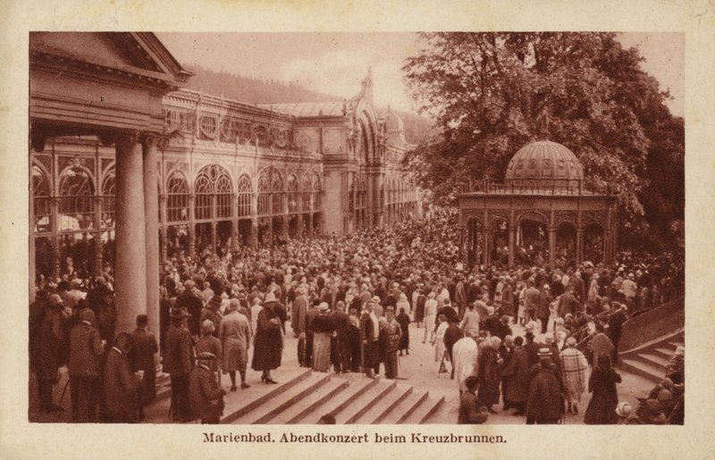 Postal que representa una multitud de personas asistiendo a un concierto vespertino en Kreuzbrunnen de Czech Photographer