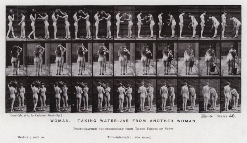La figura humana en movimiento: Mujer, tomando un jarro de agua de otra mujer de Eadweard Muybridge