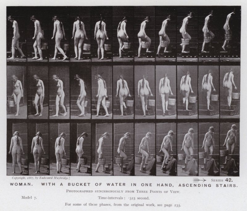 La Figura Humana en Movimiento: Mujer, con un cubo de agua en una mano, subiendo escaleras de Eadweard Muybridge
