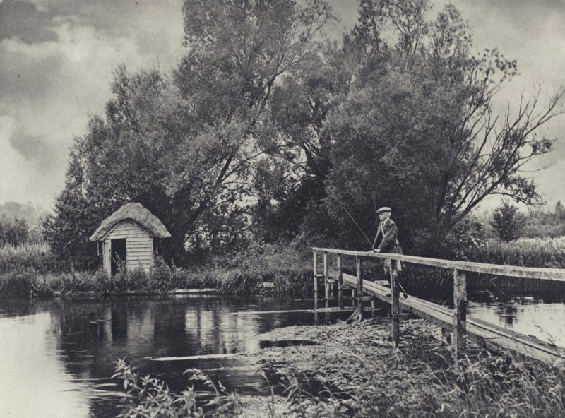 Una cabaña en Leckford Water (foto en blanco y negro) de Edward Alfred Barton