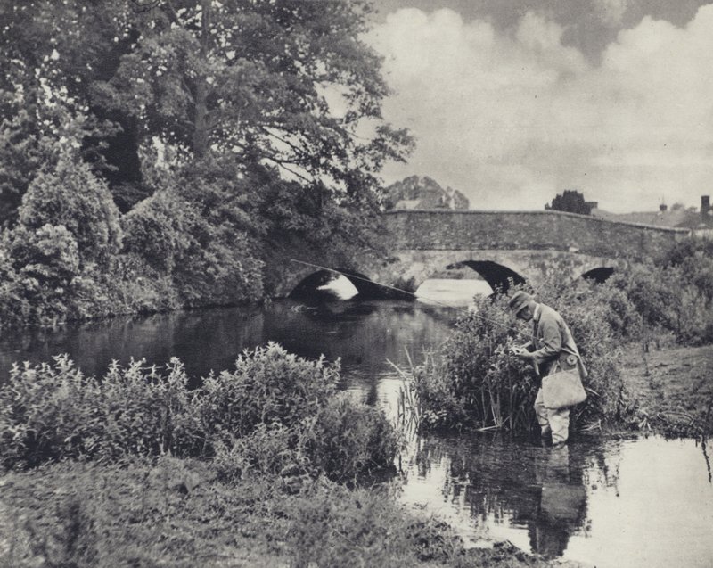 Sobre el puente del pueblo, Stockbridge (foto en blanco y negro) de Edward Alfred Barton