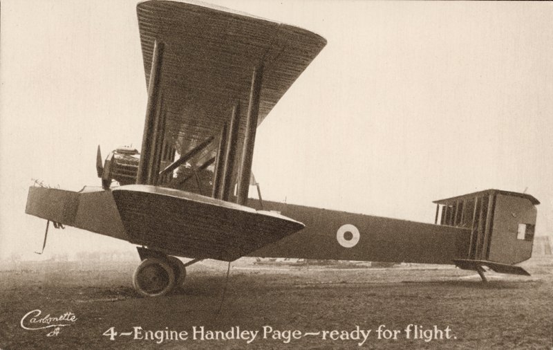 Avión Handley Page de 4 motores, listo para volar de English Photographer
