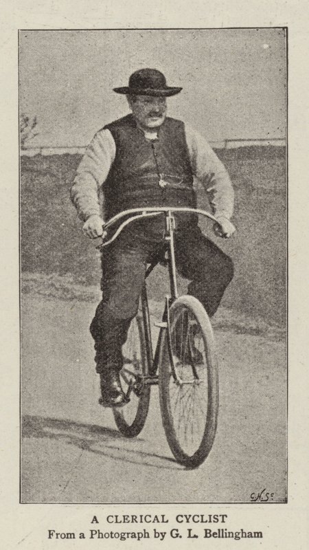 Un ciclista clerical de English Photographer