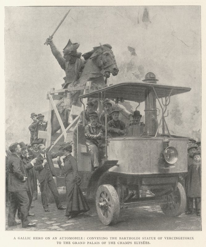 Un héroe galo en un automóvil, transportando la estatua de Bartholdi de Vercingétorix al Grand Palais de los Campos Elíseos de English Photographer