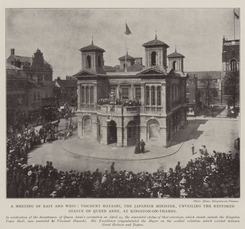 Un encuentro entre Oriente y Occidente, el Vizconde Hayashi, el ministro japonés, inaugurando la estatua restaurada de la Reina Ana, en Kingston-on-Thames, 3 de mayo de 1902 de English Photographer