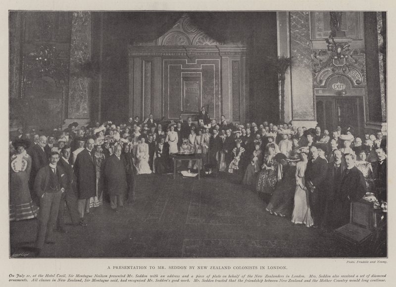 Una presentación al Sr. Seddon por colonos neozelandeses en Londres de English Photographer