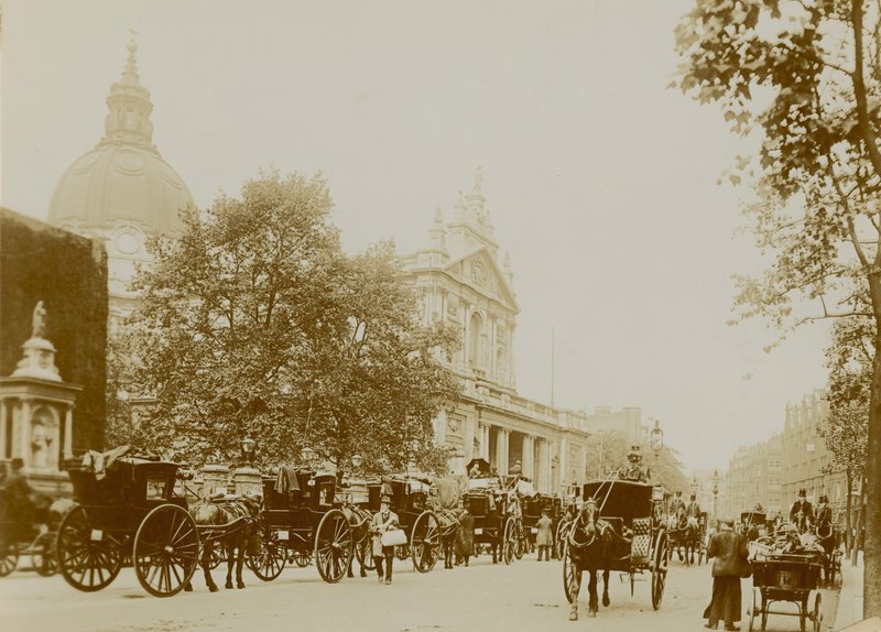 Una escena de calle concurrida con el Oratorio de Brompton de English Photographer