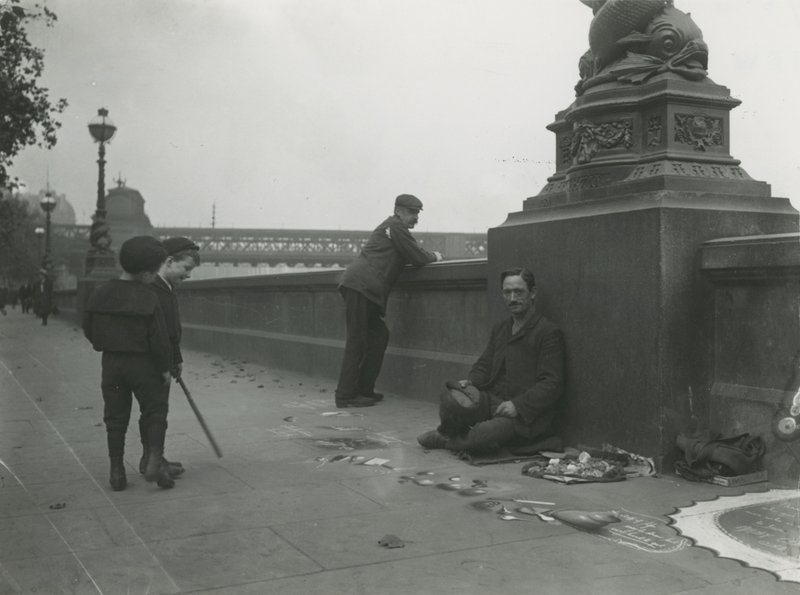 Un artista de pavimento en el Embankment de English Photographer