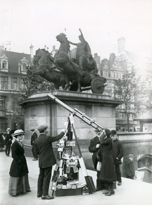 Un telescopio para mirar el Big Ben en el Embankment junto a la estatua de Boadicea de English Photographer